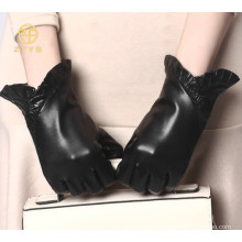 Femme, peau noire, agneau, gants en cuir